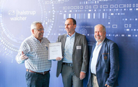 Serdar Alper, Mathias Hils von halstrup-walcher und Sami Demirkiran bei der Übergabe der offiziellen Jubiläumsurkunde an CAGDAS