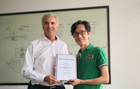 Christian Sura from halstrup-walcher and Tank Yu from Chih Horng at the handing over of certificates for the 20-year partnership